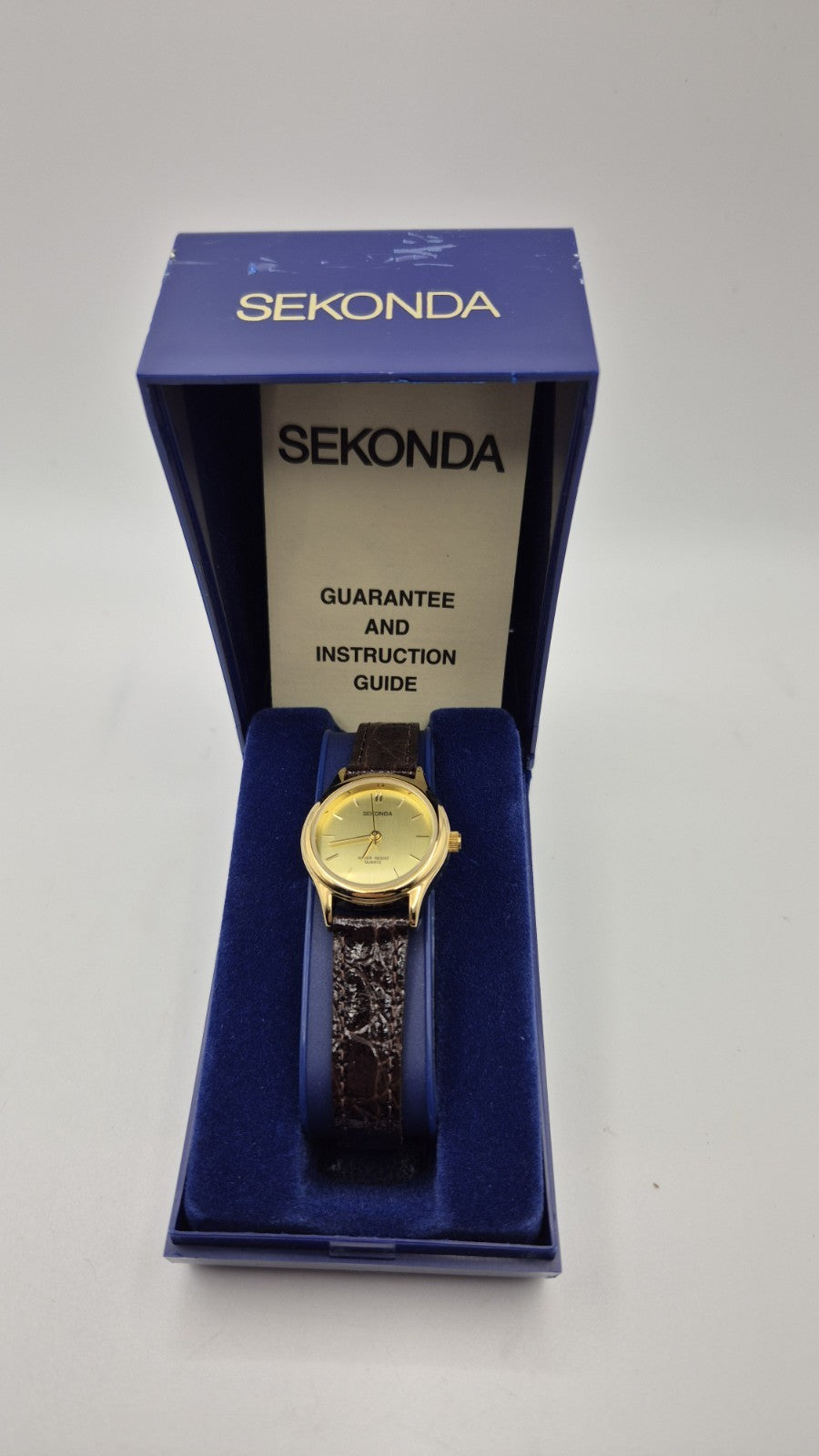 Sekonda 04429 is a classic  ladies' quartz wristwatch0