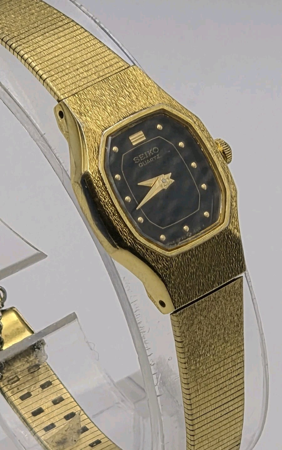 Vintage ladies' Seiko Quartz dress watch, 2P20-5H30. Working5