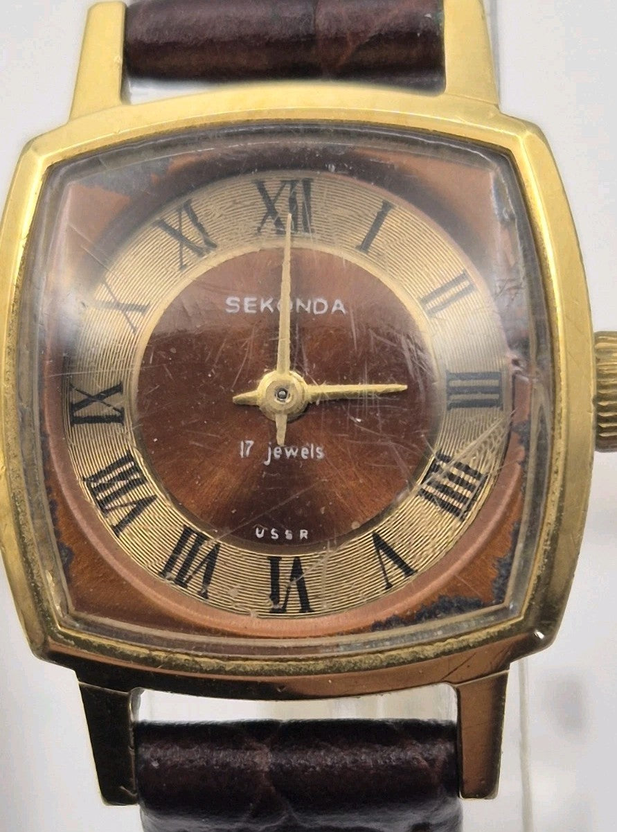 vintage Soviet-era Sekonda 17 Jewels ladies' mechanical wristwatch0