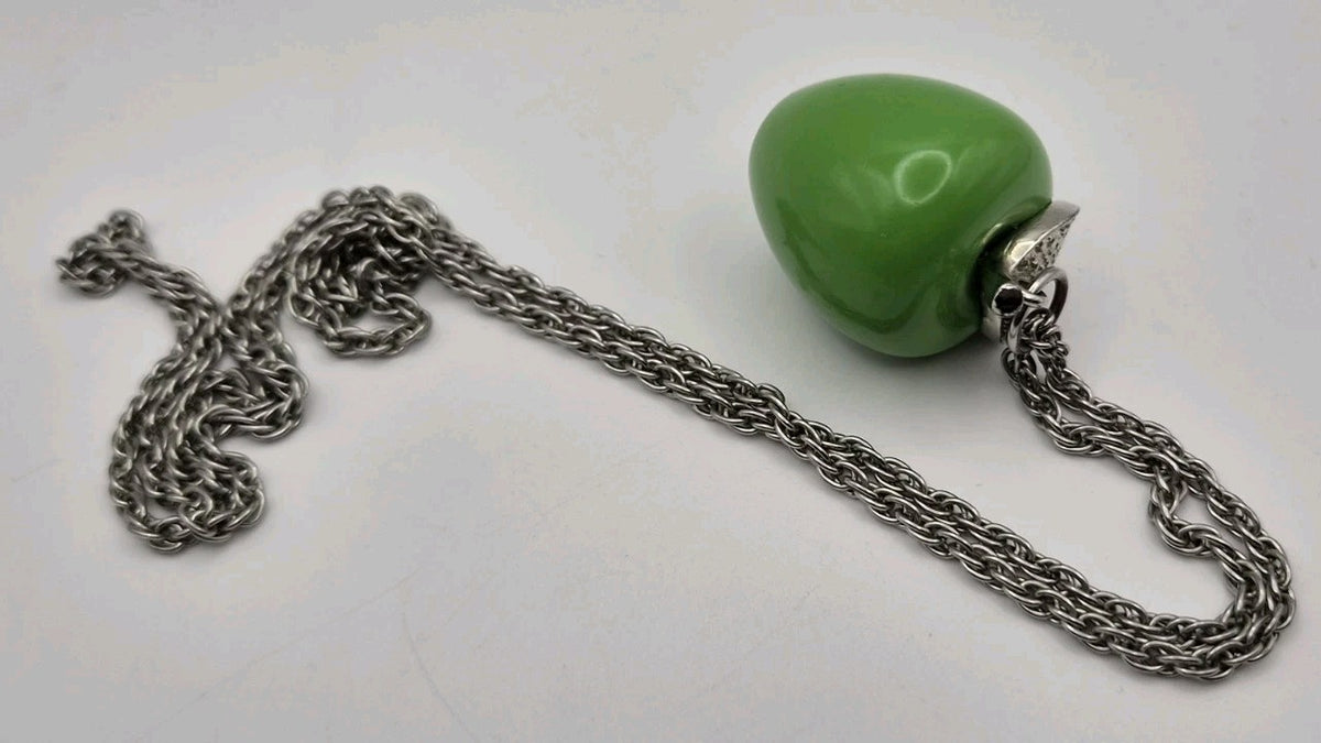 vintage green enamel and silvertone apple pendant necklace1