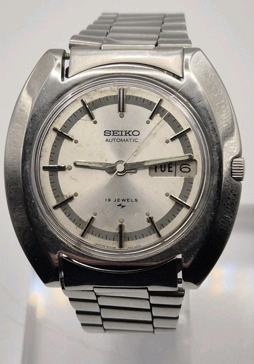Vintage Seiko Automatic 7006 8040 Day Date Silver Dial – 19J – Japan0