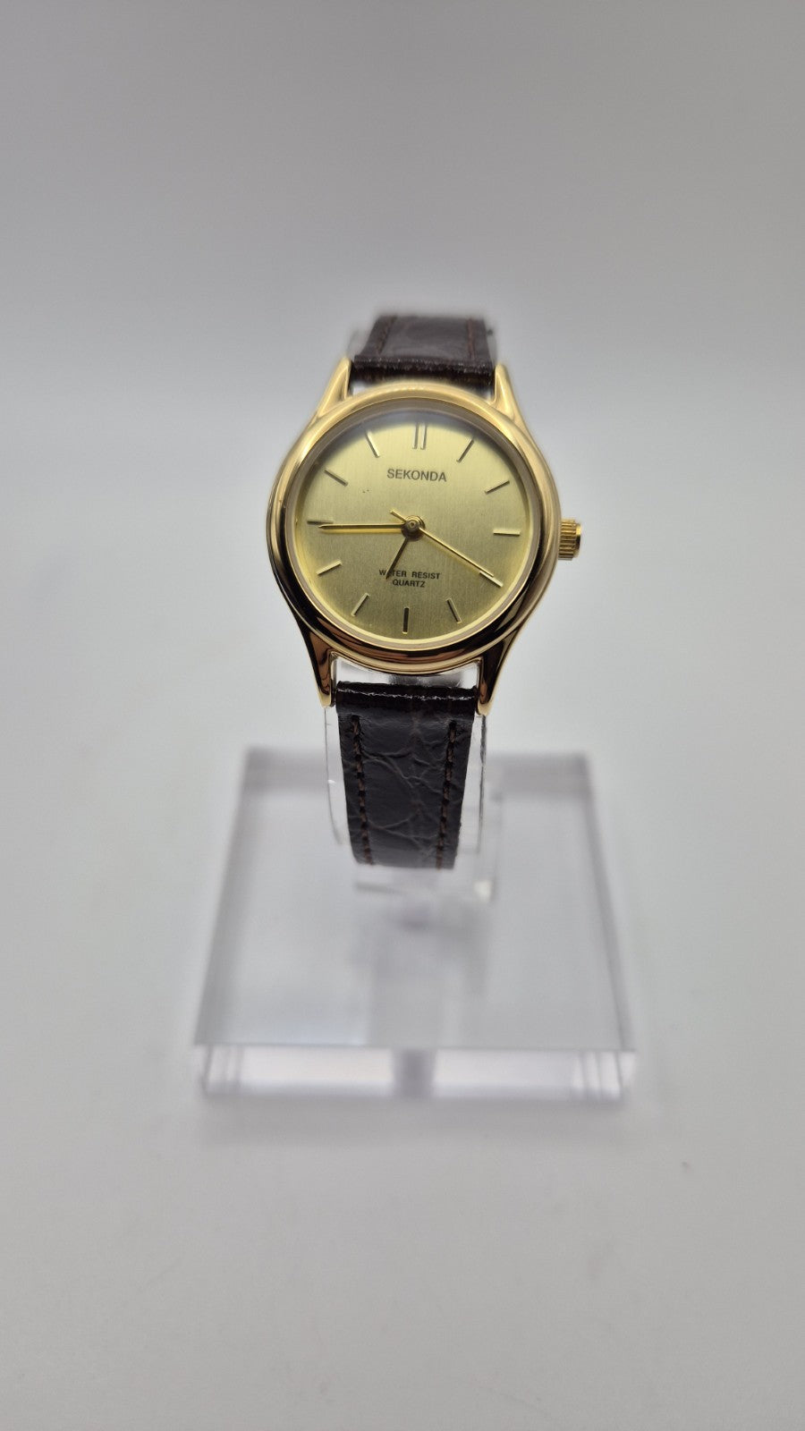 Sekonda 04429 is a classic  ladies' quartz wristwatch6