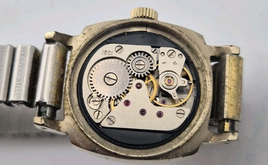 vintage Soviet-era Sekonda 17 Jewels ladies' mechanical wristwatch17