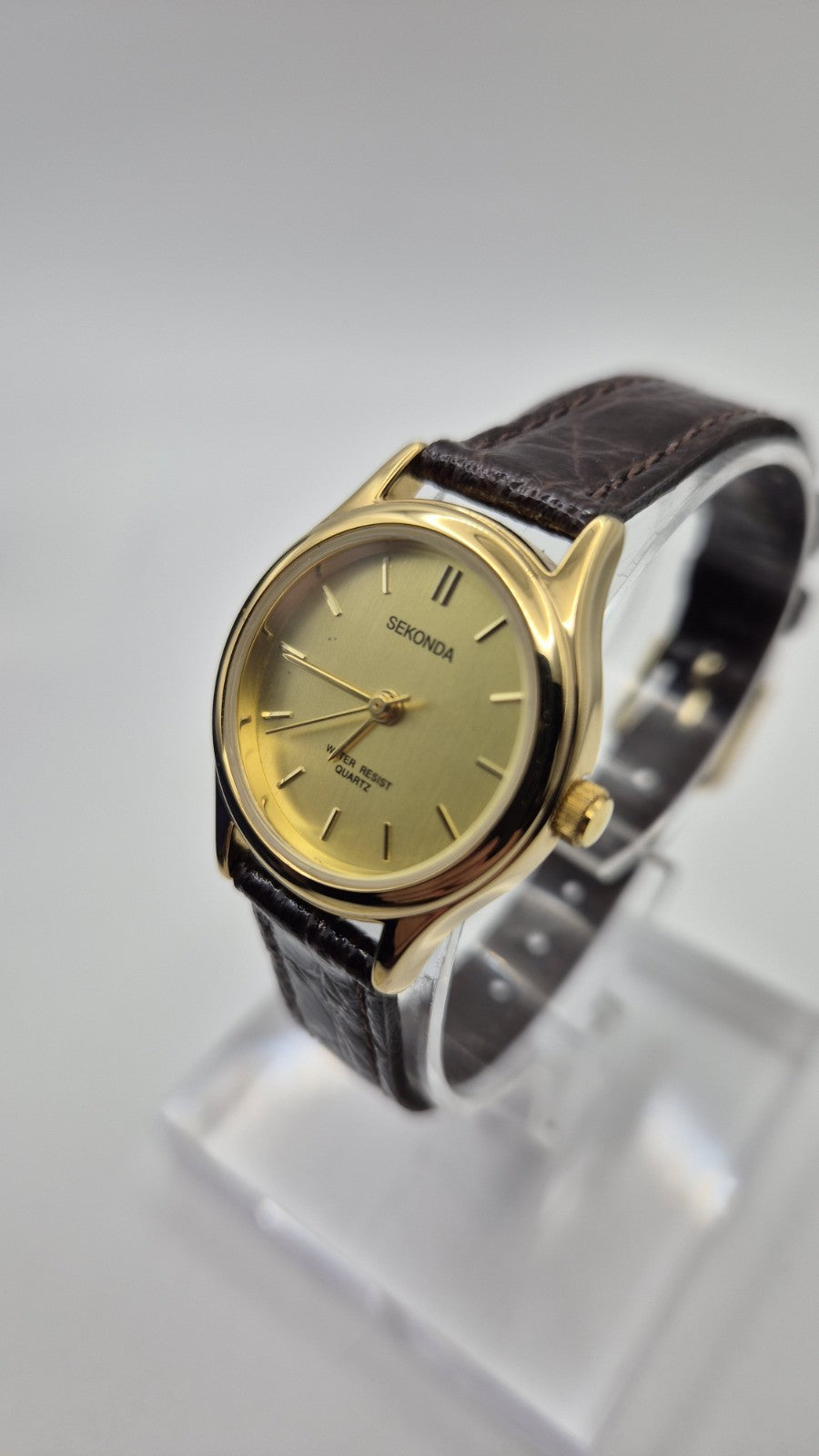 Sekonda 04429 is a classic  ladies' quartz wristwatch11