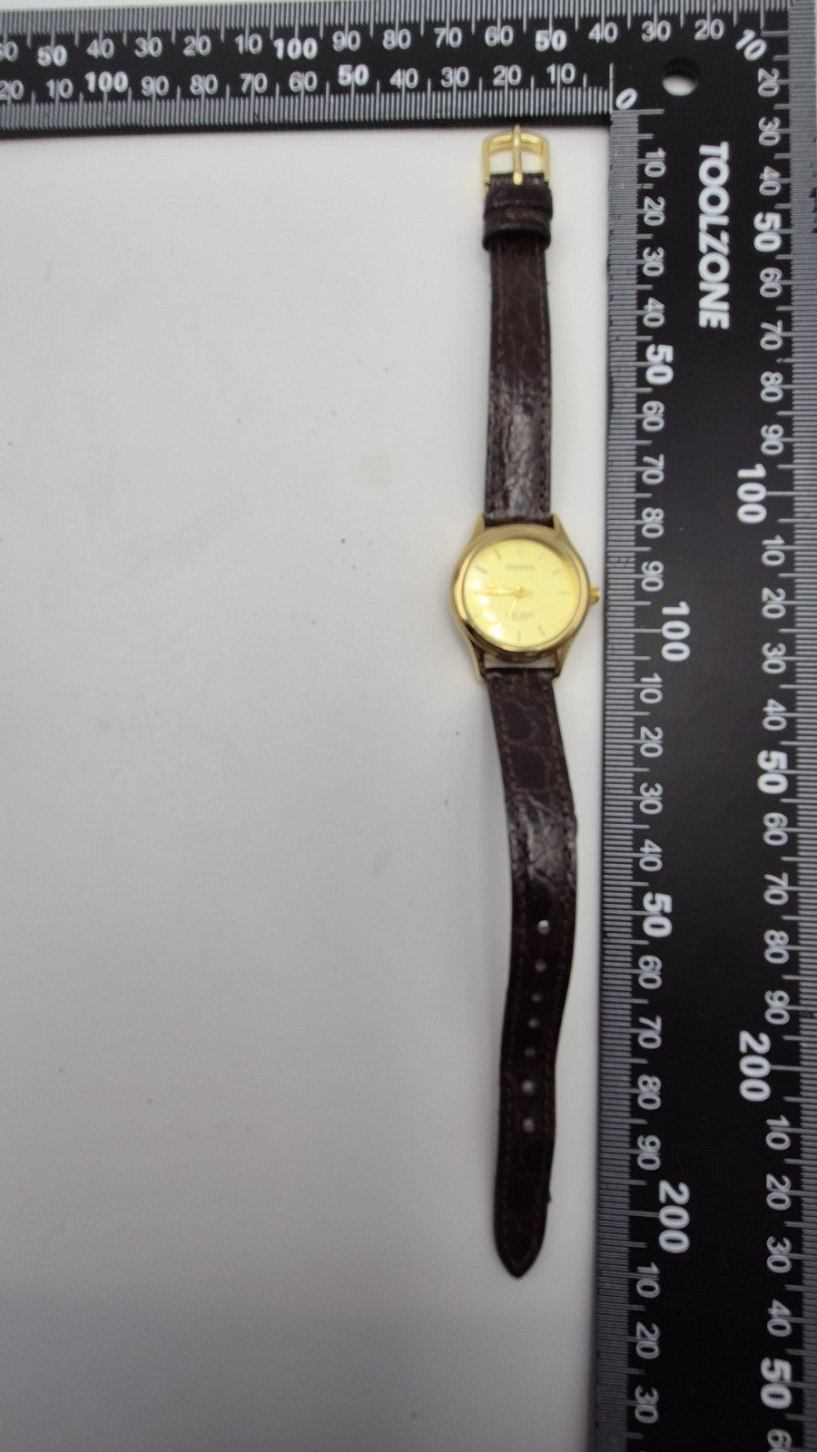 Sekonda 04429 is a classic  ladies' quartz wristwatch12