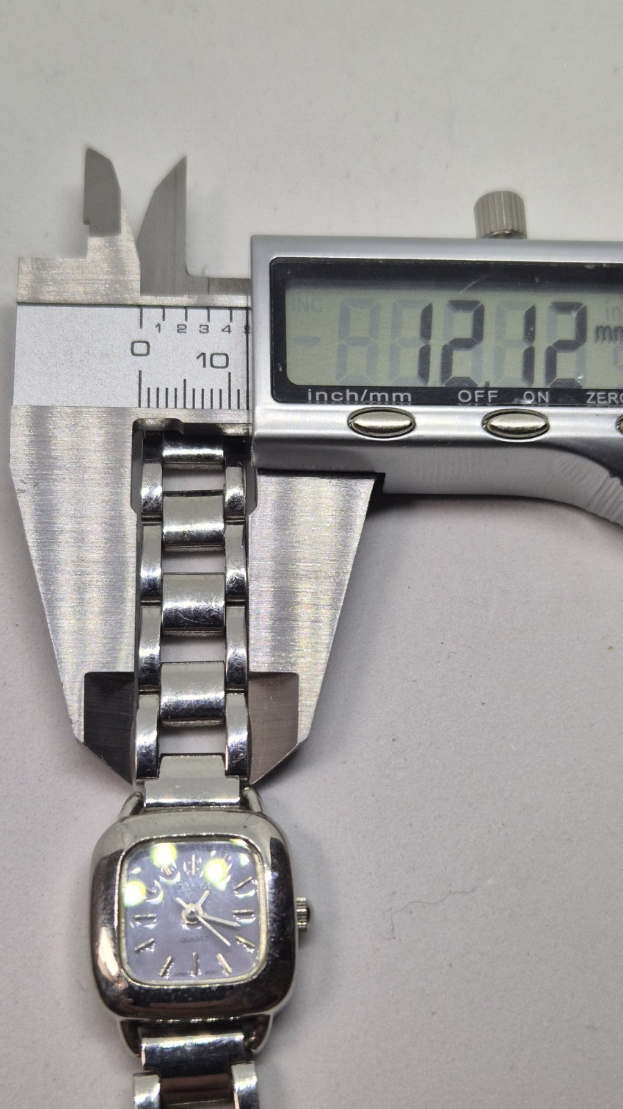 Hana Quartz ladies' watch with a silvercoloured bracelet19