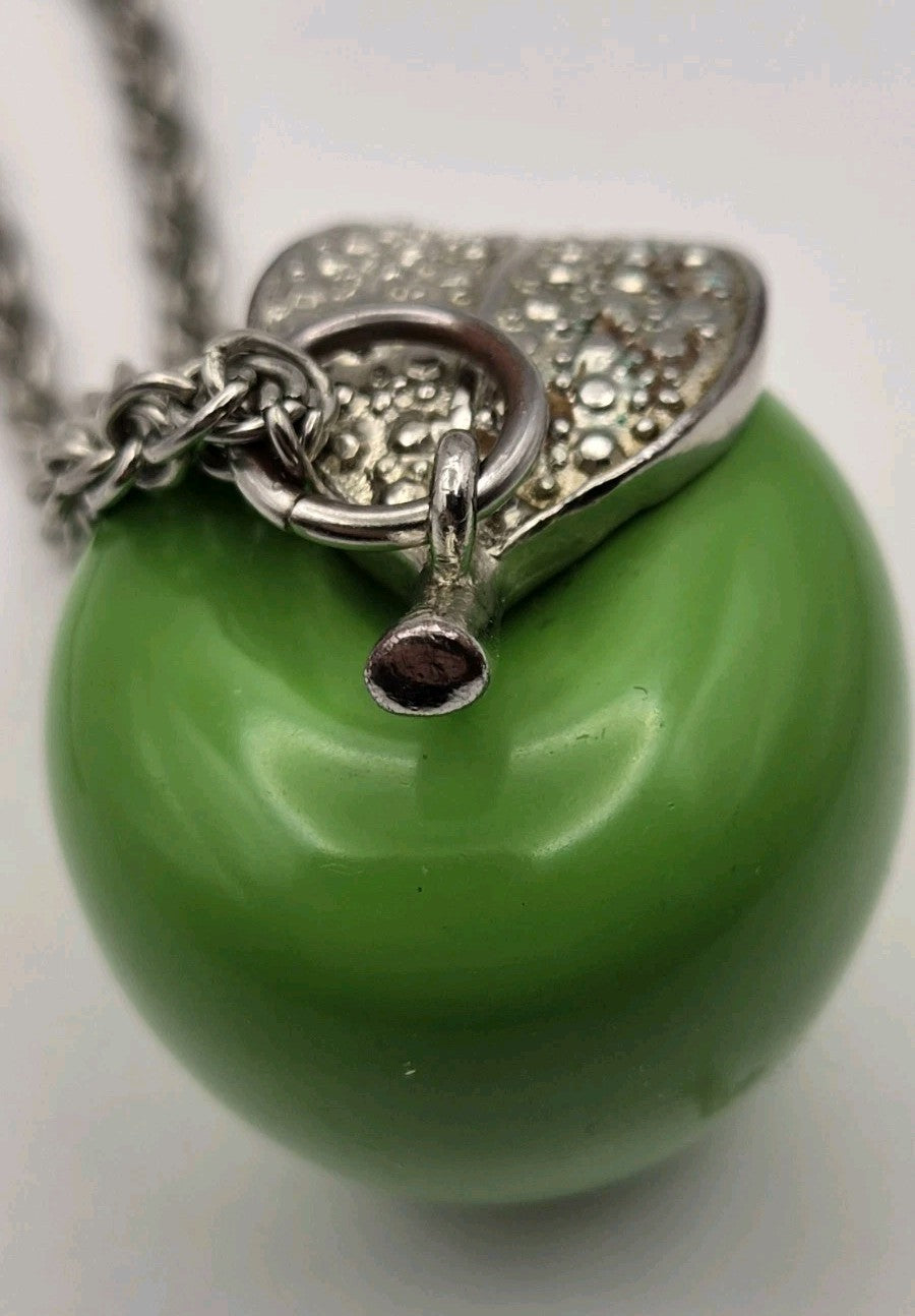 vintage green enamel and silvertone apple pendant necklace7