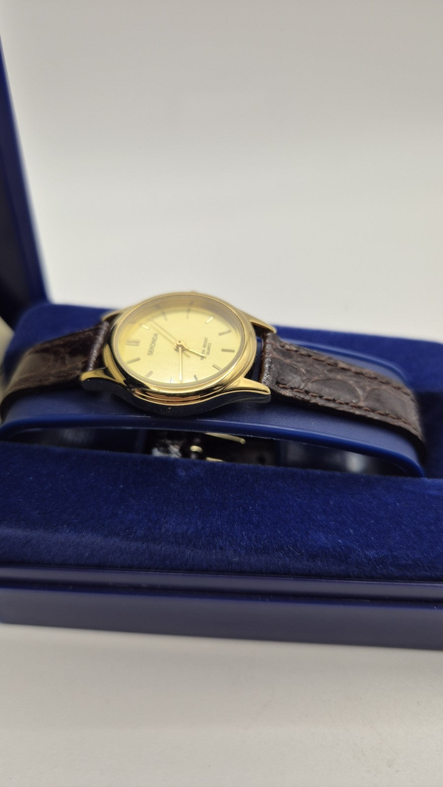 Sekonda 04429 is a classic  ladies' quartz wristwatch3