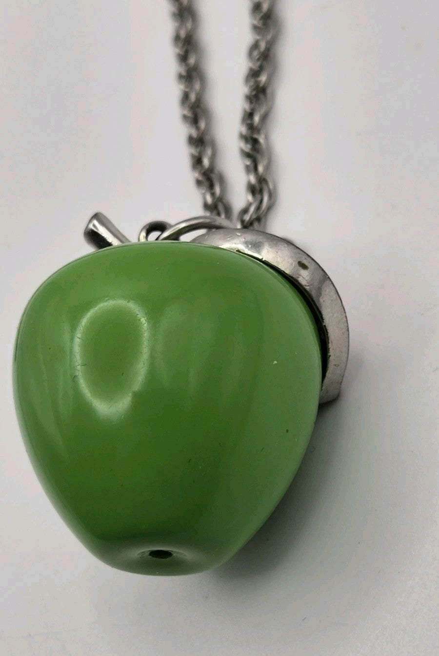 vintage green enamel and silvertone apple pendant necklace2