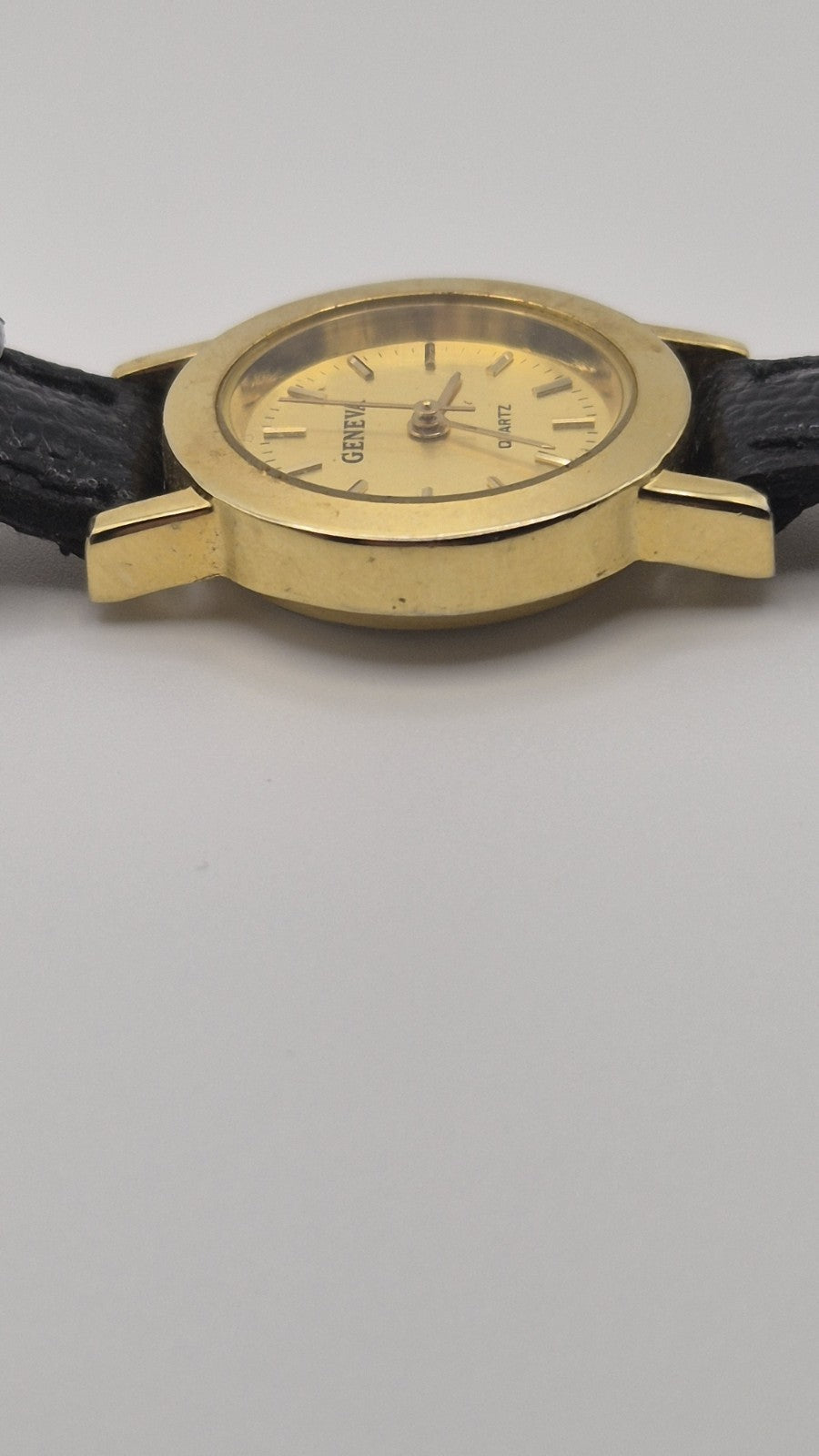 Ladies Geneva Quartz Watch With Gold Coloured Face And Case3