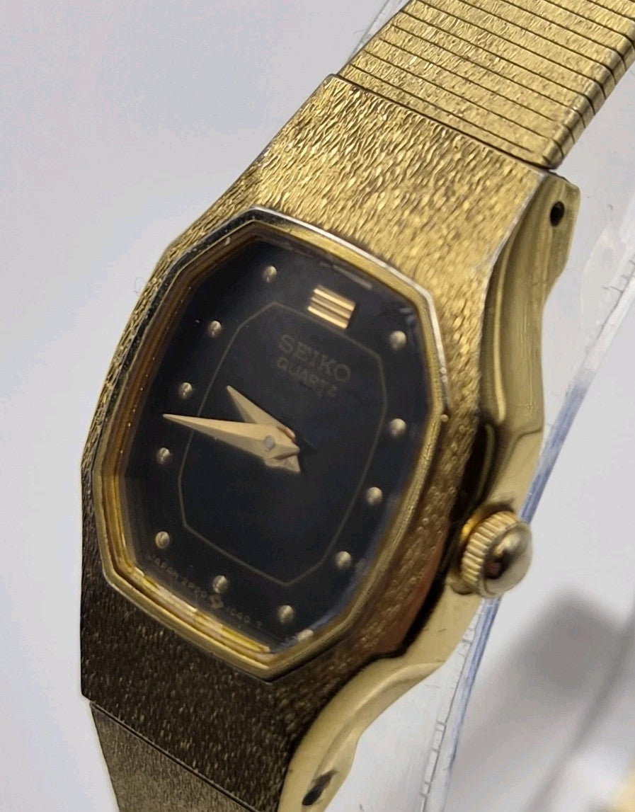 Vintage ladies' Seiko Quartz dress watch, 2P20-5H30. Working1