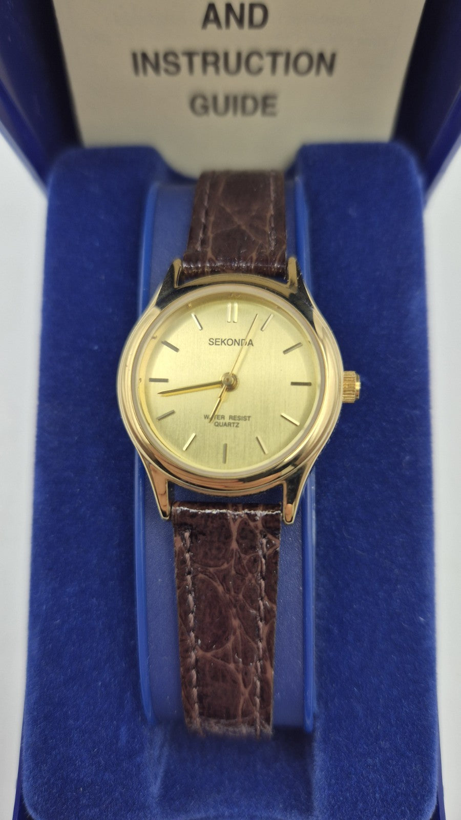 Sekonda 04429 is a classic  ladies' quartz wristwatch2