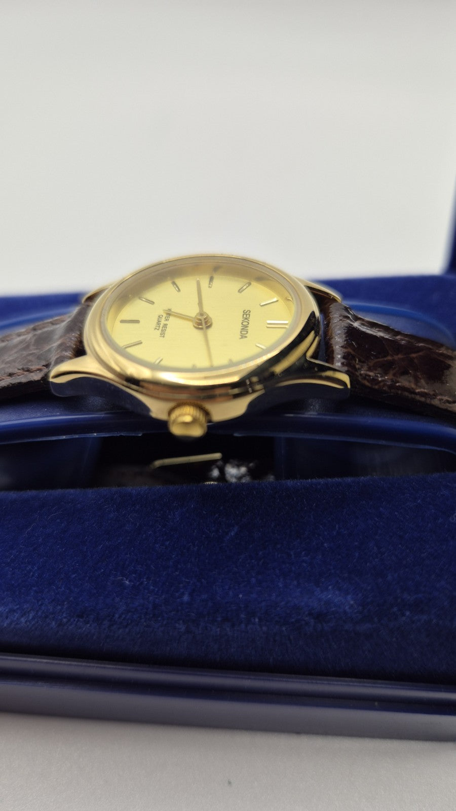 Sekonda 04429 is a classic  ladies' quartz wristwatch4