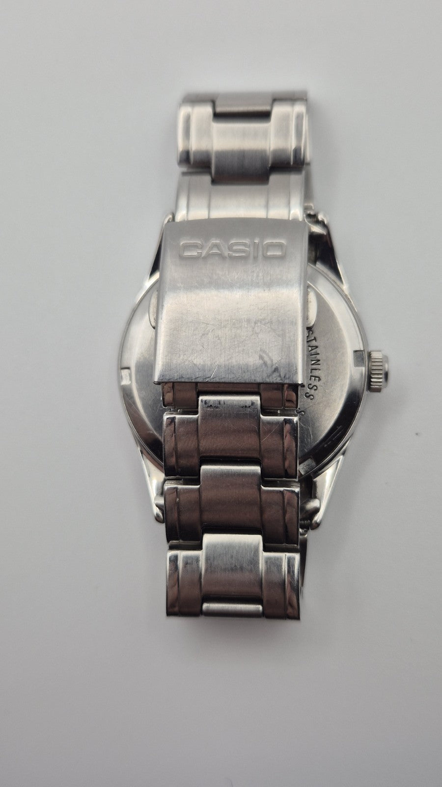 Casio MTP1181 watch with a black dial and stainless steel band10