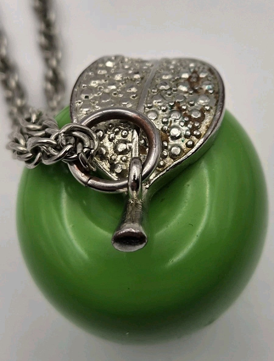 vintage green enamel and silvertone apple pendant necklace4