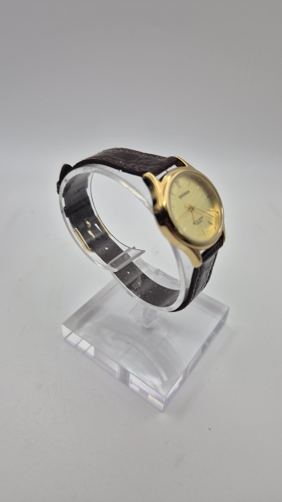 Sekonda 04429 is a classic  ladies' quartz wristwatch7