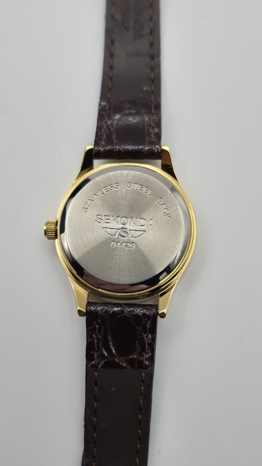 Sekonda 04429 is a classic  ladies' quartz wristwatch14