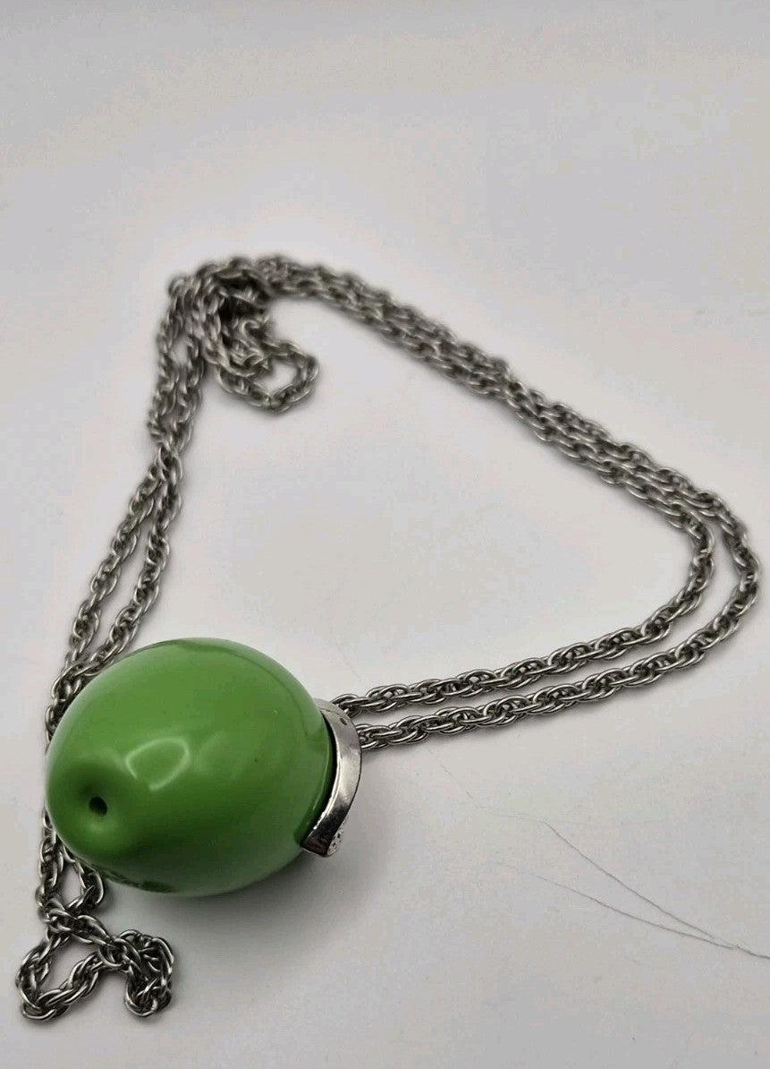 vintage green enamel and silvertone apple pendant necklace3