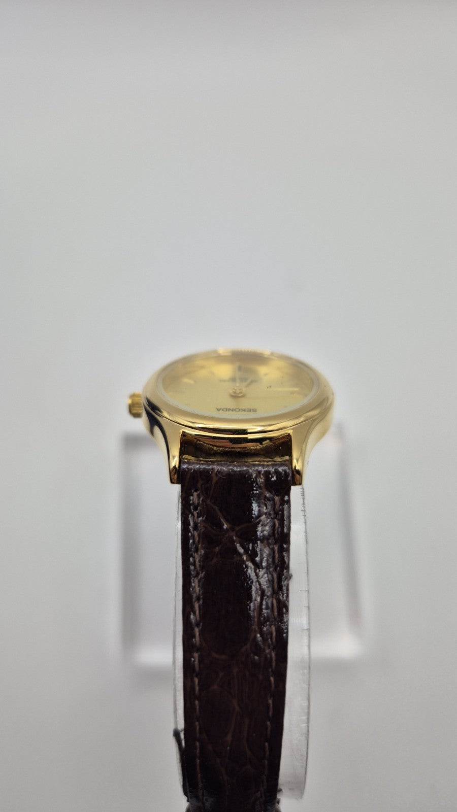 Sekonda 04429 is a classic  ladies' quartz wristwatch9