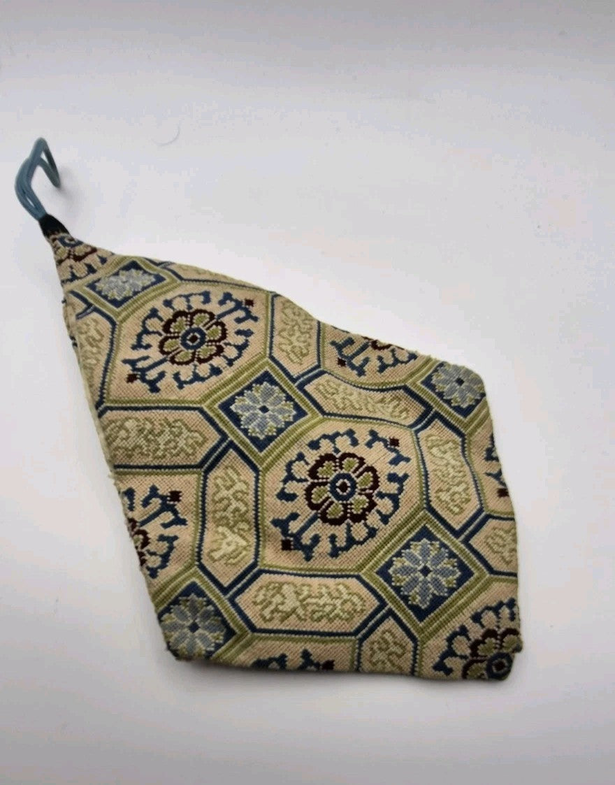 diamond-shaped needlepoint or petit-point pouch Bag0