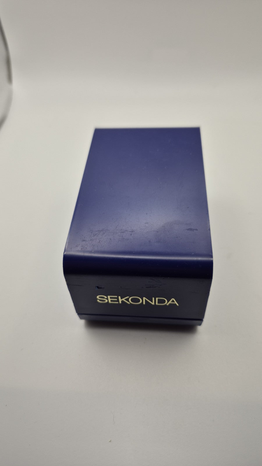 Sekonda 04429 is a classic  ladies' quartz wristwatch1