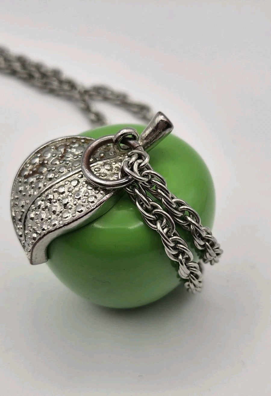 vintage green enamel and silvertone apple pendant necklace6